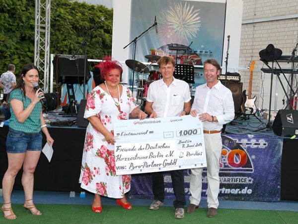 nico europe unternehmen company soziales engagement social commitment charity schecküberreichung an Freunde des DHZB hoffest 2014